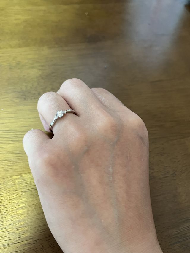 指輪をつけた写真です