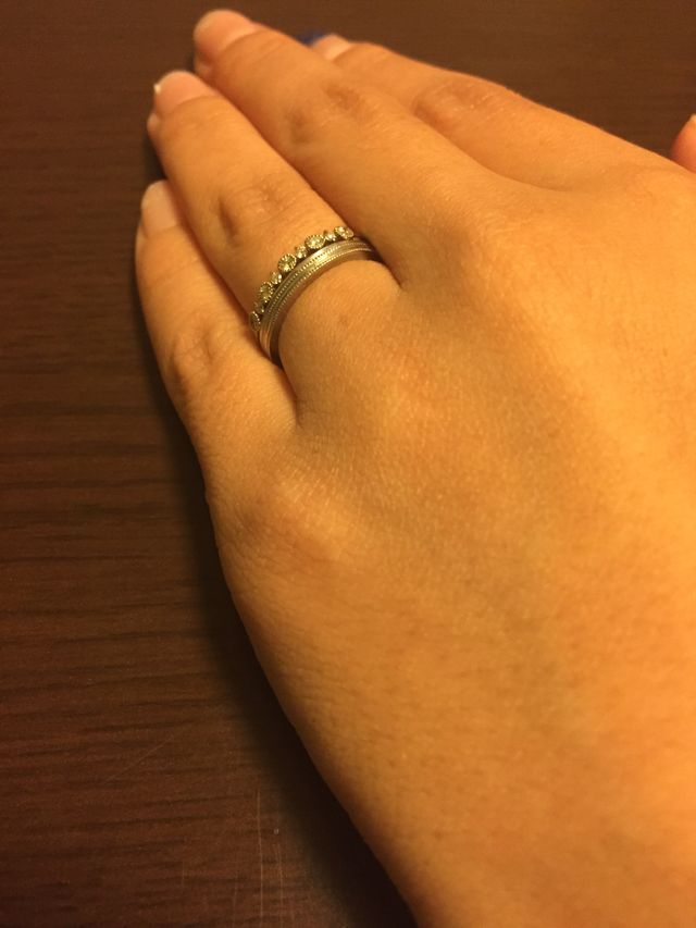 ダイヤがある方はイエローゴールドない方はシルバーです。