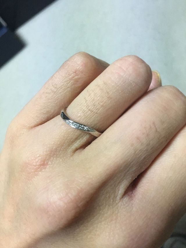 ウェーブの形が指にフィット