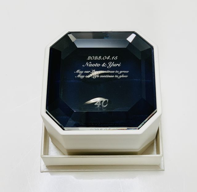 指輪とジュエリーボックスを欧風フォントで刻印して頂きました。