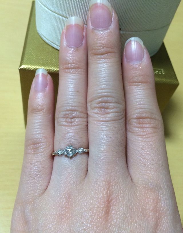 華奢で繊細なデザインなので、指が細く見えます。