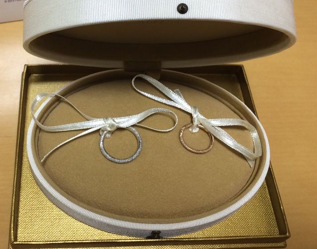 メンズがシルバー、レディースがゴールドの結婚指輪です。