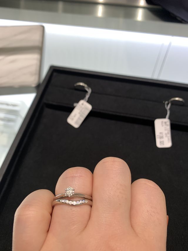 婚約・結婚指輪を必ず重ねて試着することをおすすめします！