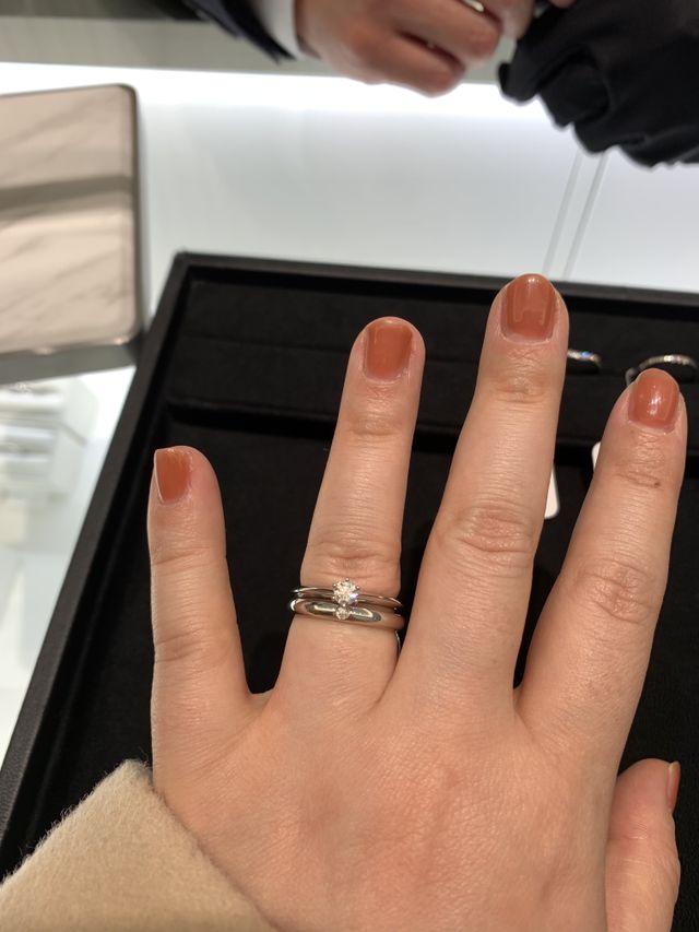 太めの一文字の結婚指輪。