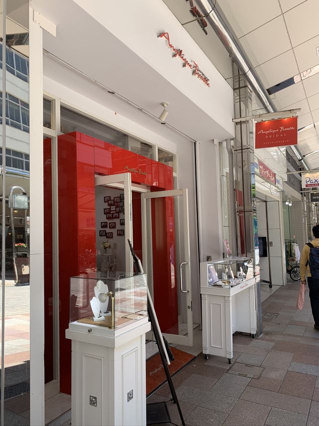 通りに面しており入りやすい店内の雰囲気でした。