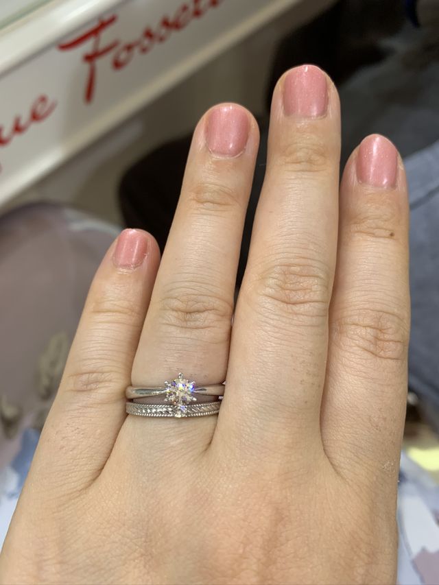 フレームは同じでカラットが小さめのものをつけてみました。