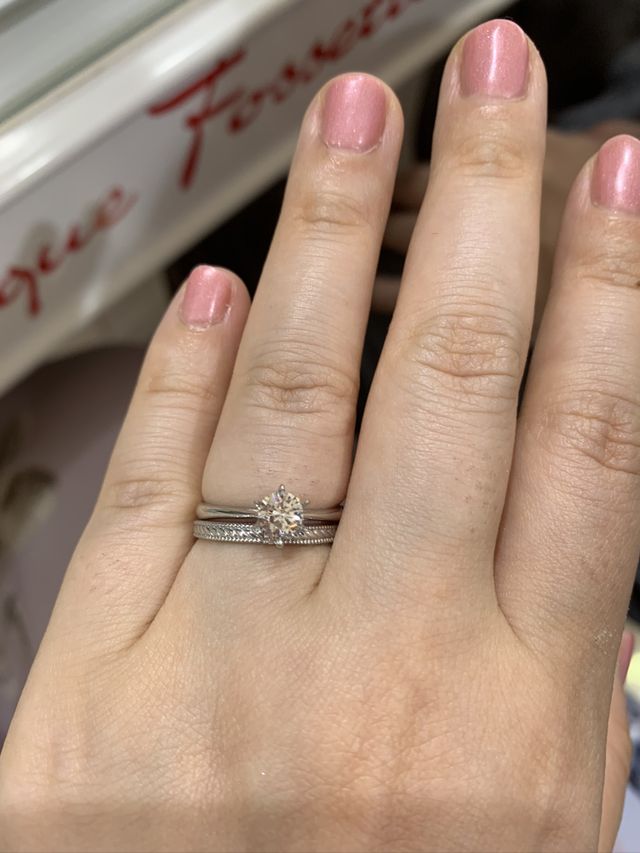 フレームは同じでカラットが大きめのものをつけてみました。