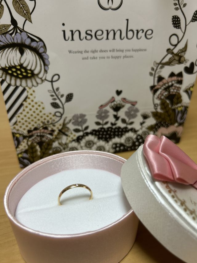 イエローゴールドでダイヤもついています。