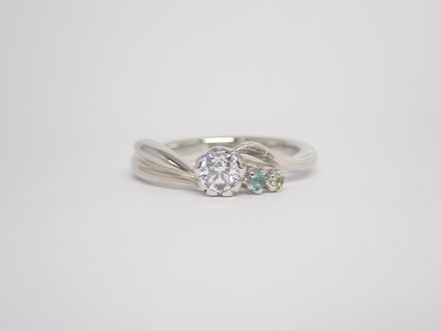 2人で相談して作製した婚約指輪です。妻より夫が興奮しました。