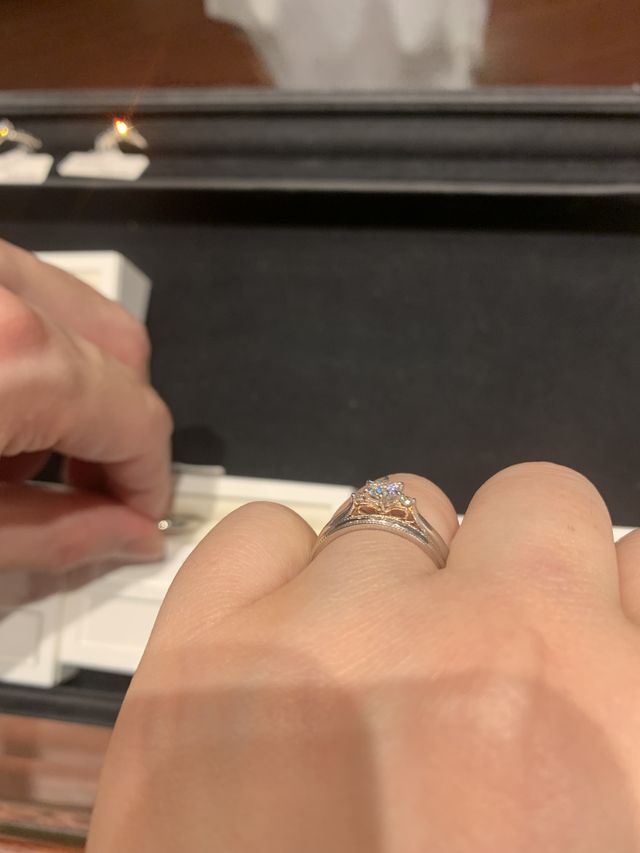 真横から見たデザインも一点一点凝っています。