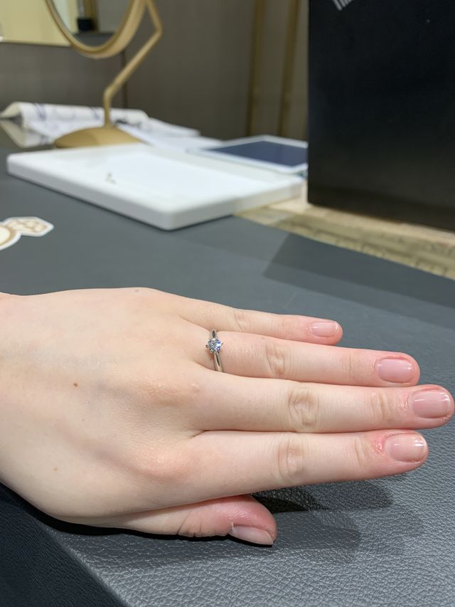 ミル打ちがしてあるシンプルなリングです。