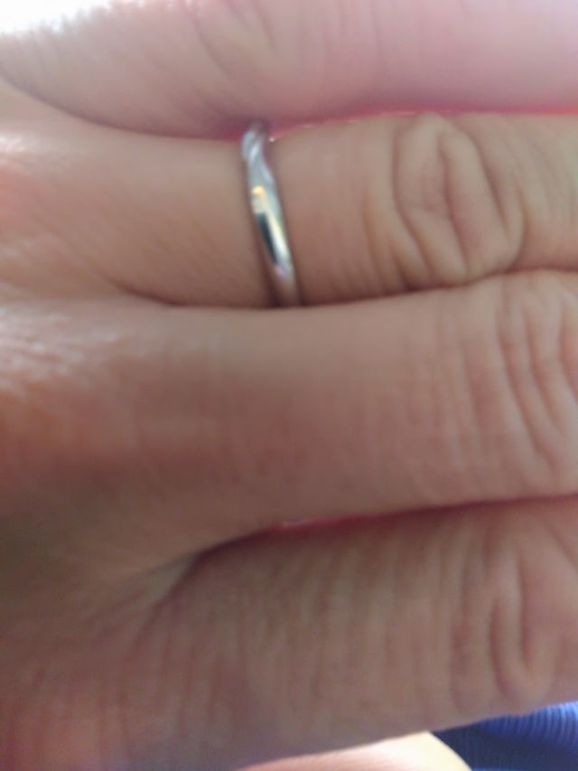 自分が、結婚指輪を身に付けているところを自分で撮影しました。