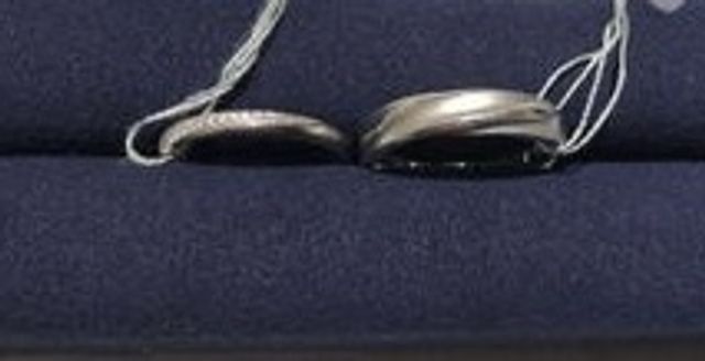 左側女性、右側男性