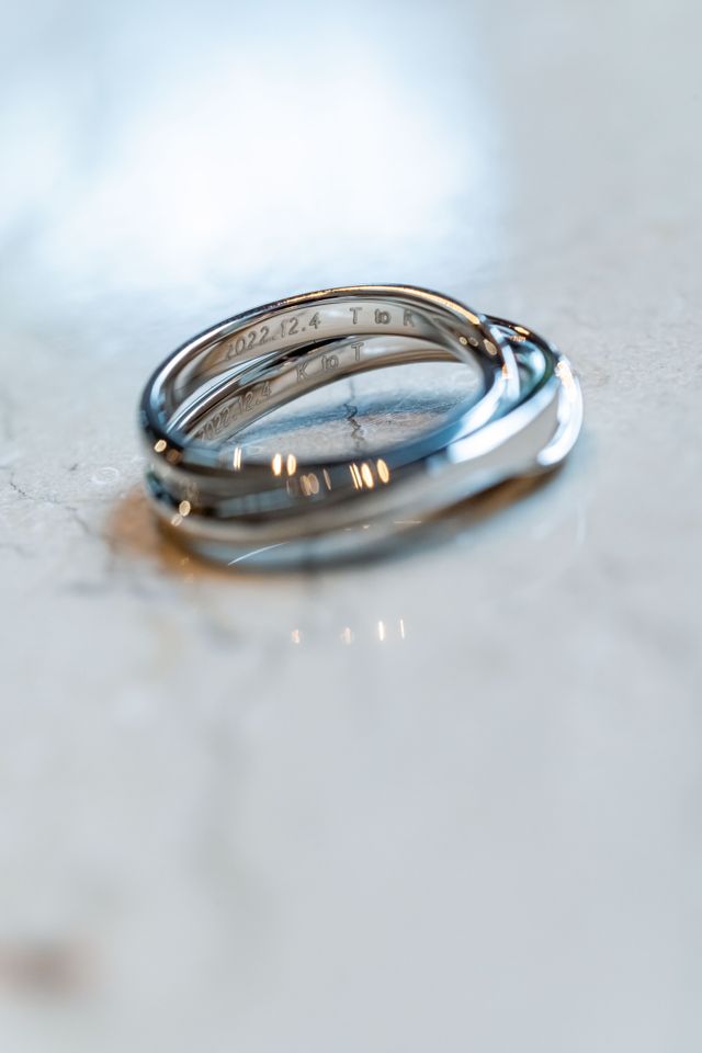 リングには日付、イニシャルを入れました。