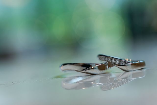 結婚式の時に撮っていただいた指輪の写真です。