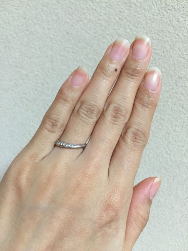 指に着けているところの写真です。