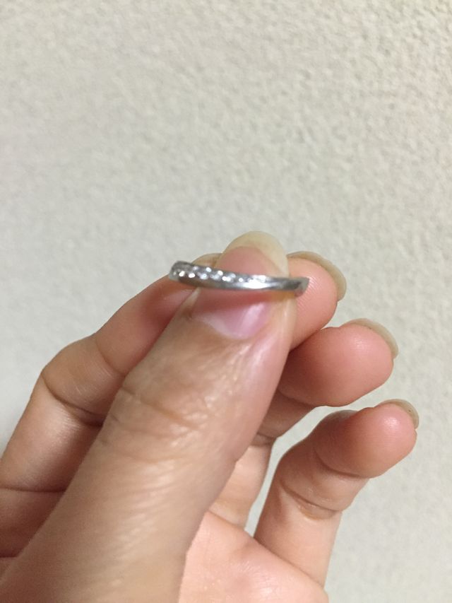 アップです。S字カーブの指輪です。