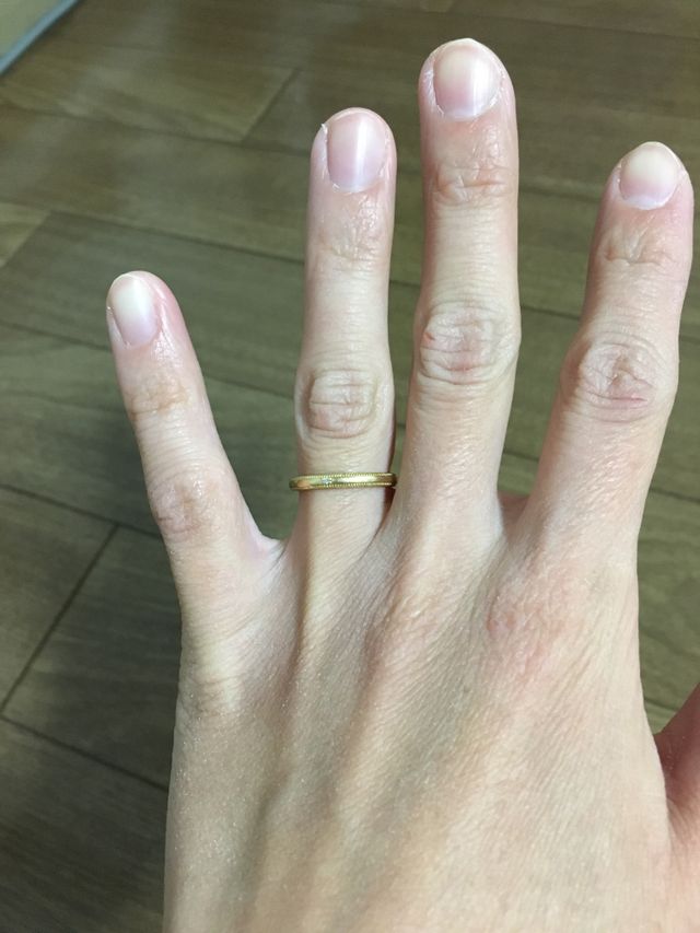 色はイエローゴールドでダイヤが1つ付いています。