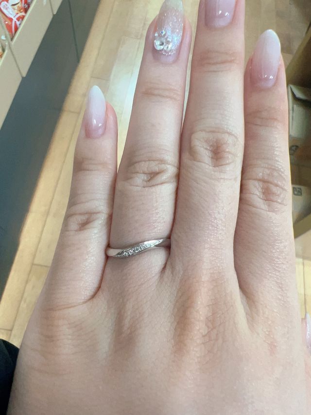 指が太い私でも、ウェーブラインのおかげで指が綺麗に見えます。