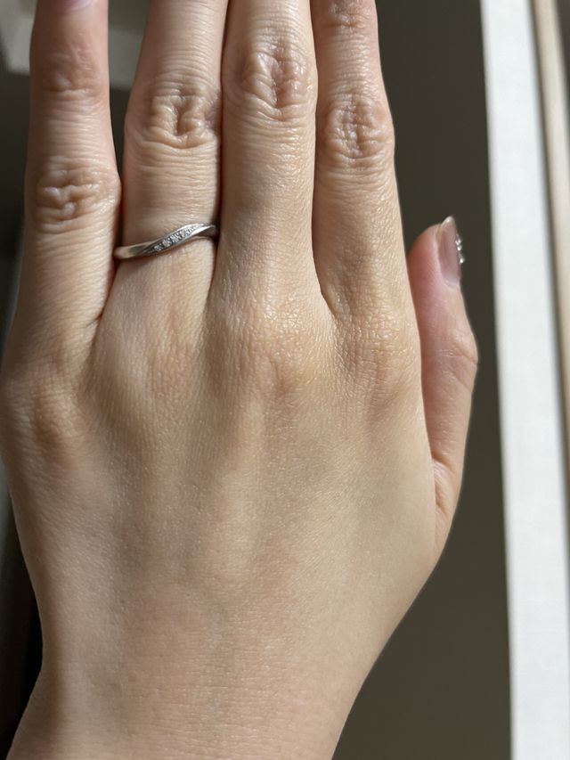 小さなダイヤが付いていて、リングがねじれた様なデザイン。