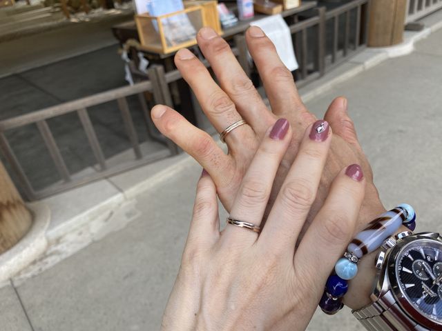 リングは波を打ってるシンプルなタイプを購入