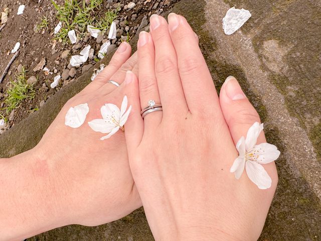 結婚指輪がシンプルなので他の指輪と重ね付けもしやすいです。