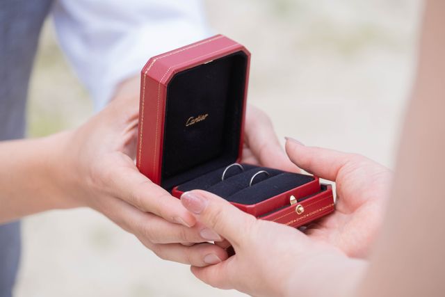 ウエディングフォトで撮りました。赤いケースがまた素敵です。