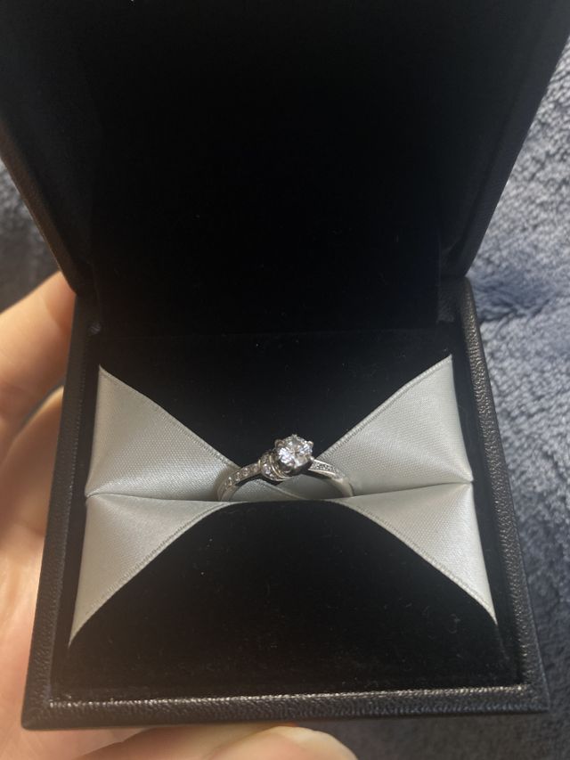 ボックスに入っている婚約指輪です。