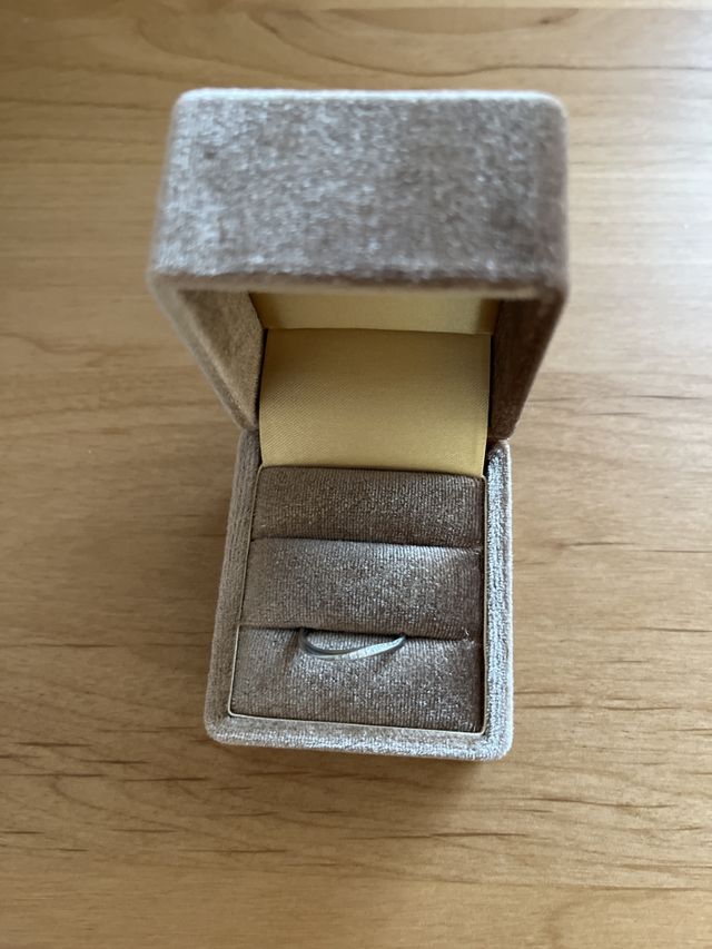 小さなダイヤが沢山ついたもので中央のダイヤはブルーに変更