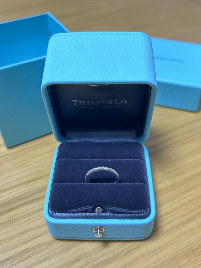 3つのダイヤが可愛らしいデザインです。