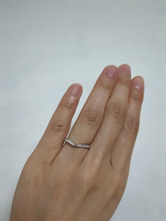 ハーフエタニティでデザインに一捻りあるものです。