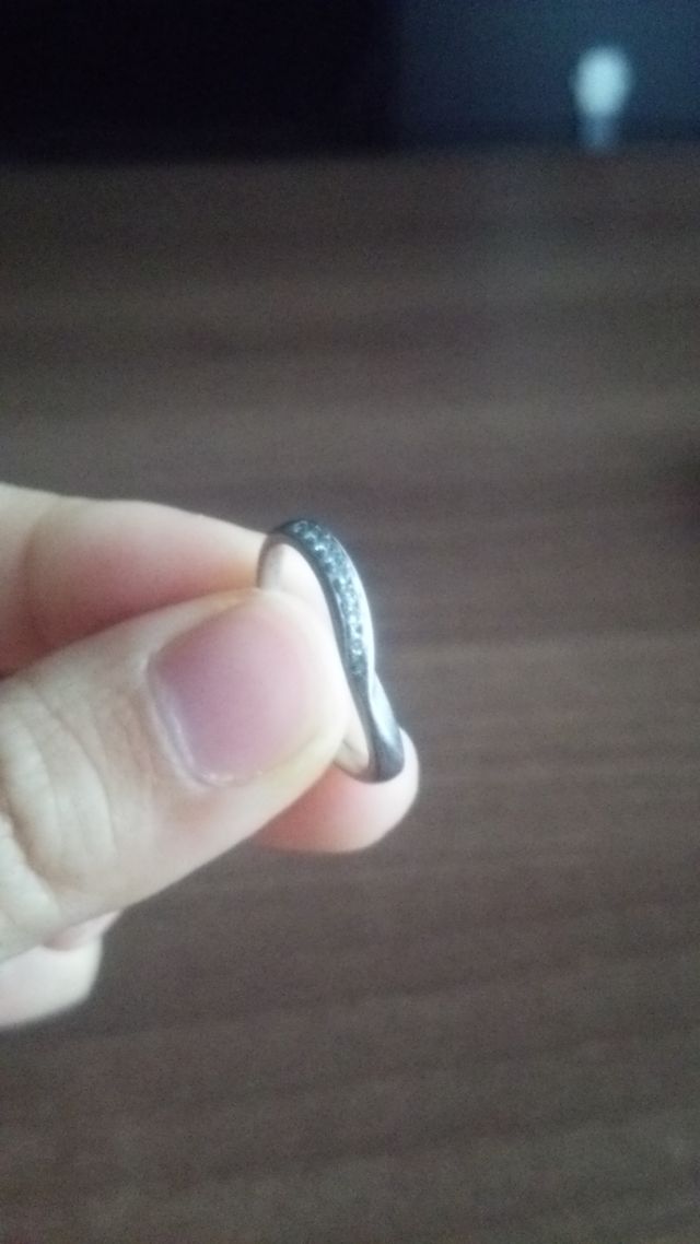 ねじれたデザインで、小さなダイヤが並んでいます。