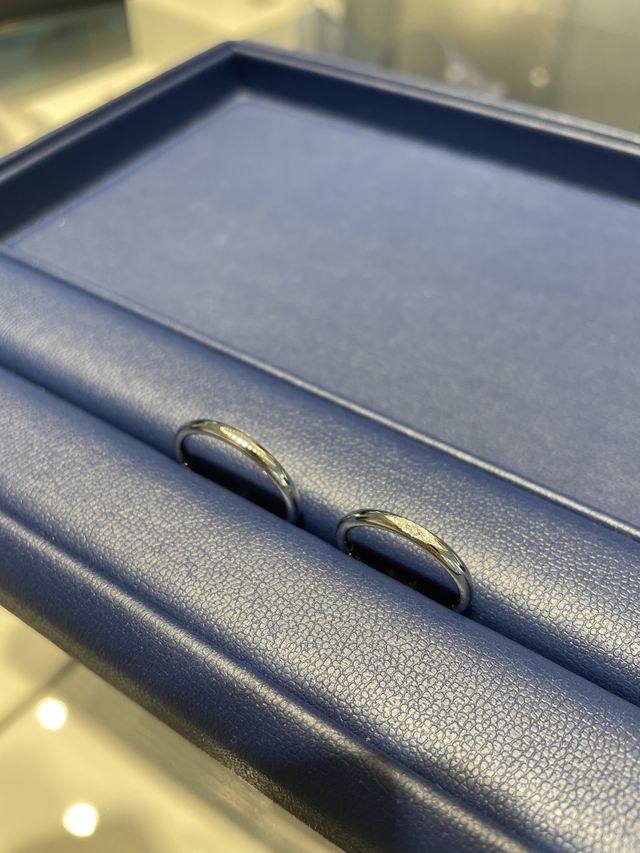 シンプルかつ新婦側は控えめながらも三つダイヤを埋め込みました