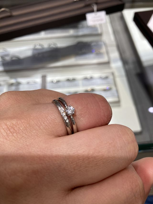 シンプルで重ねてつけても可愛かったので、これに決めました。