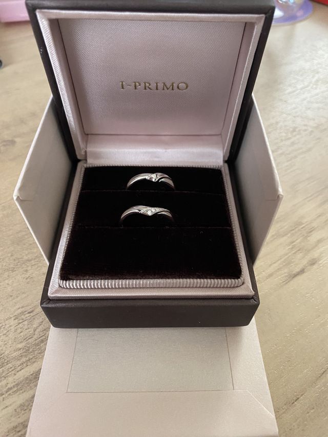 V字になっていてシンプルすぎず派手すぎないので素敵です。