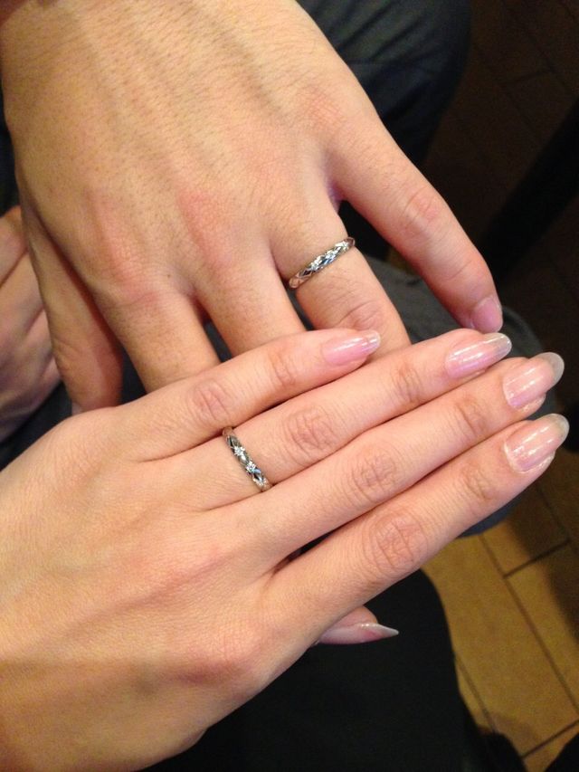 初めて結婚指輪をつけた日です。主人にもダイヤが入っています。