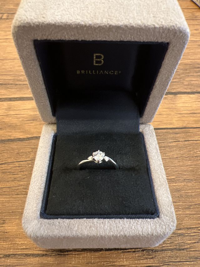 シンプルであり、ダイヤが目立つ仕様です。