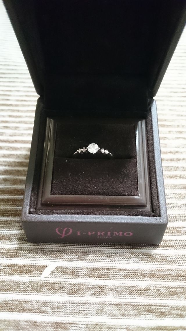 中央：0.03ctダイヤ、中央両サイド：ピンクダイヤ