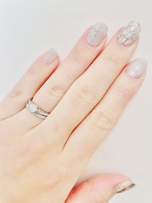 結婚指輪と婚約指輪を重ねづけした際の写真です。
