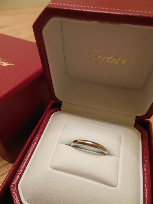 クラシックウェディングリングで、幅は２，５ｍｍです。