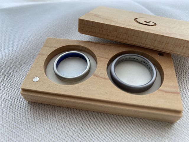 こちらの木製のボックスに入ってきました。