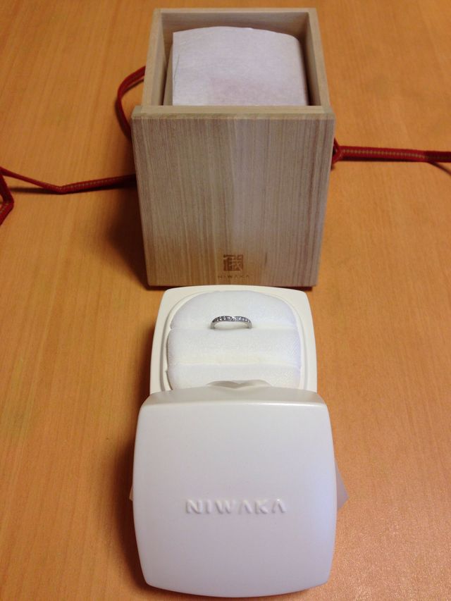 日本らしい桐箱に納められた指輪