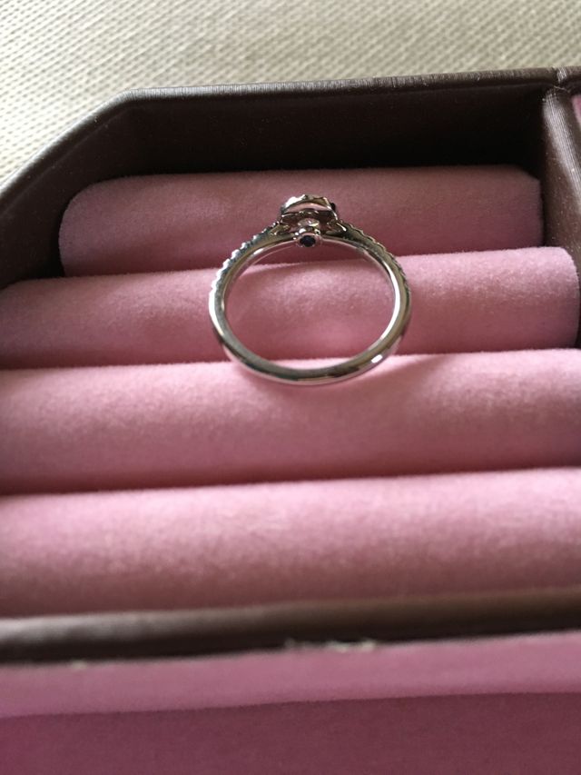 裏には刻印に加えてサムシングブルーの輝き