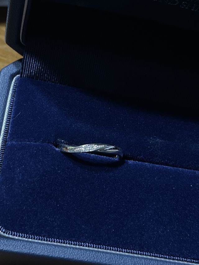 ウェーブと表面にダイアが入ってます