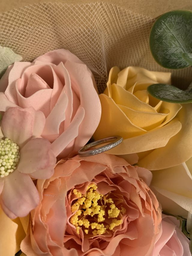 細身のハーフエタニティの指輪です。