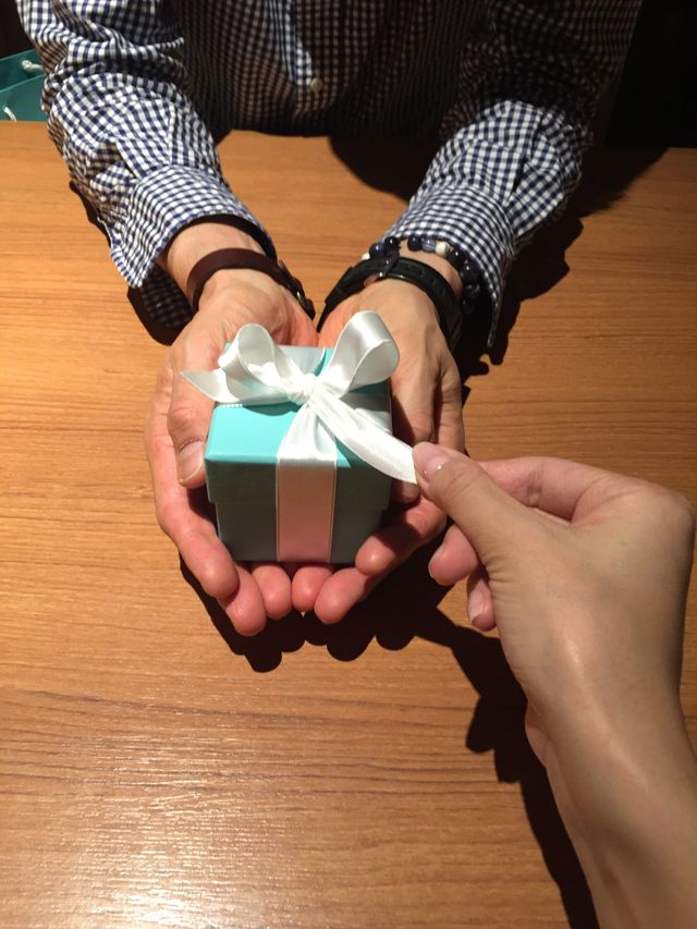 婚約指輪を貰ったときです。片手でリボンが解けます。