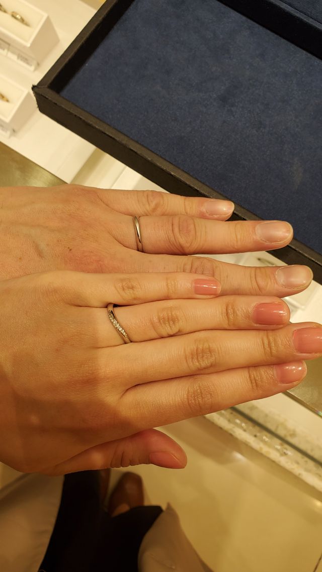 手前側の指輪が女性用のものです。