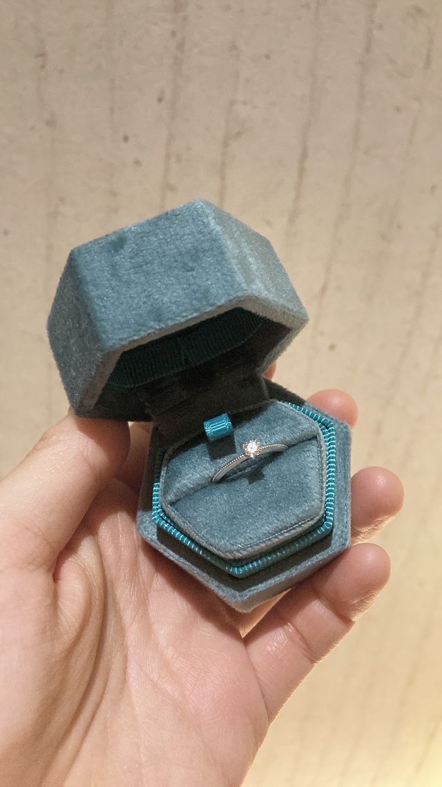 シンプルですが、宝石の輝きが綺麗で
気に入っています。
