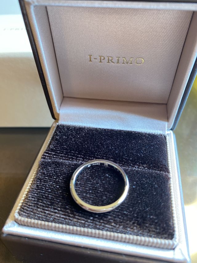 見にくいですが、内側にダイヤをカスタムして入れています。