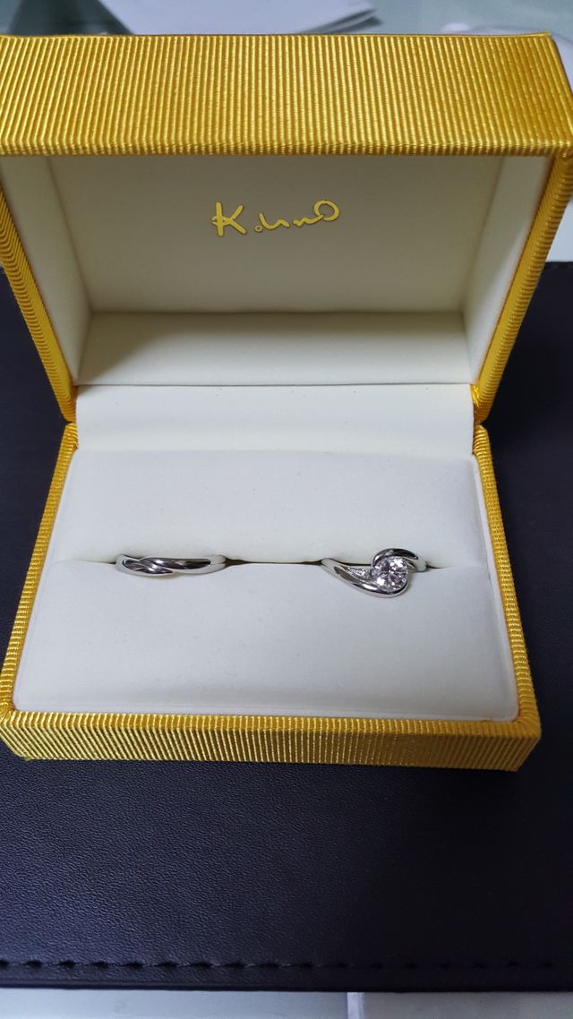 外枠を二つにわけて一つの指輪から二つにリメイクしました。